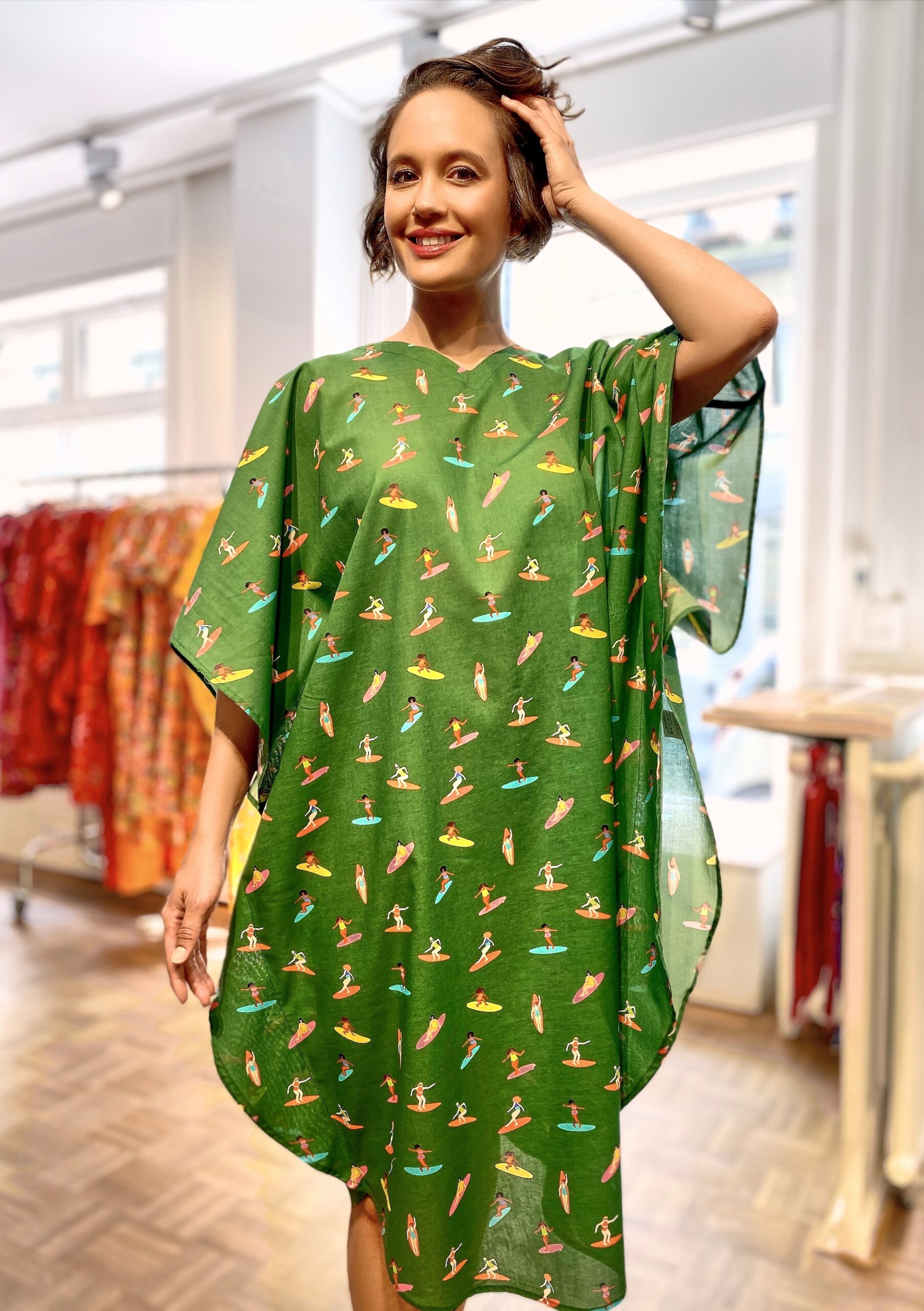 Surfing Women-Kaftan Round Shape