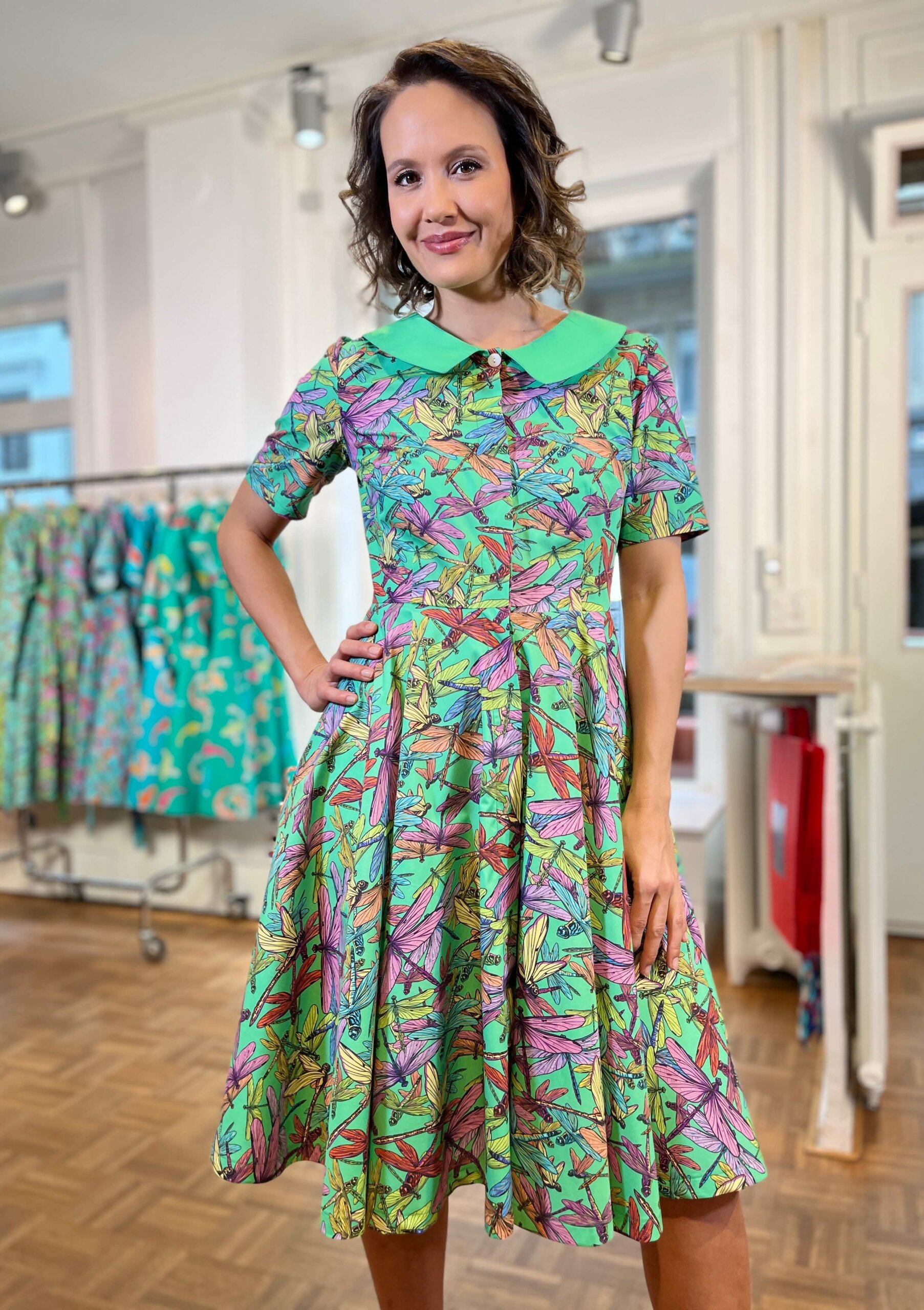 Dragonfly-Dress Globe with solid collar