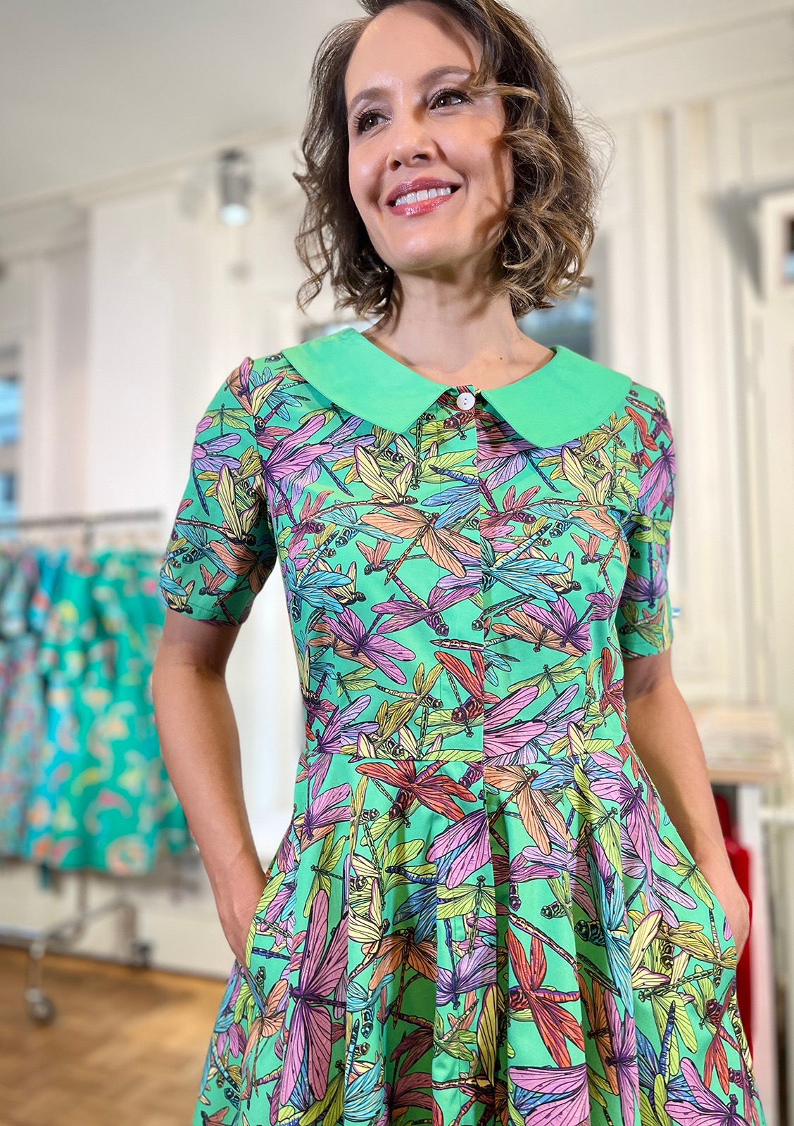 Dragonfly-Dress Globe with solid collar