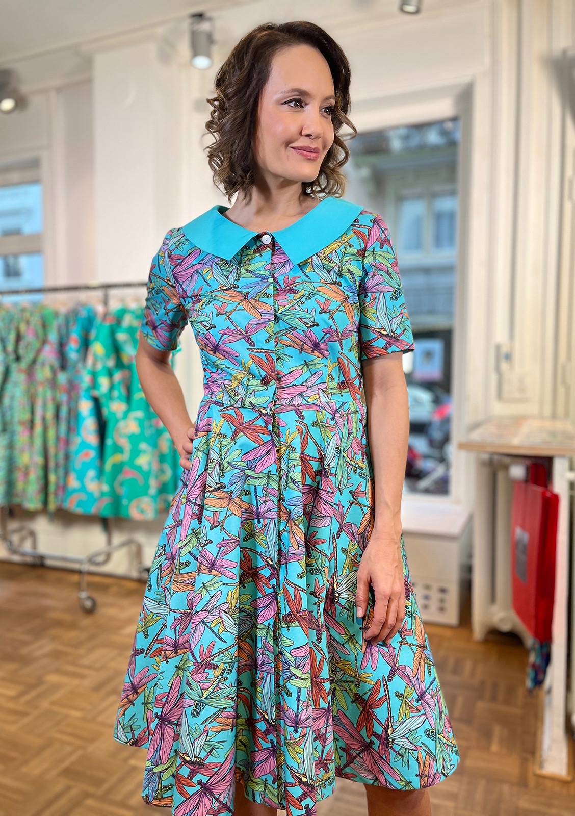 Dragonfly-Dress Globe with solid collar