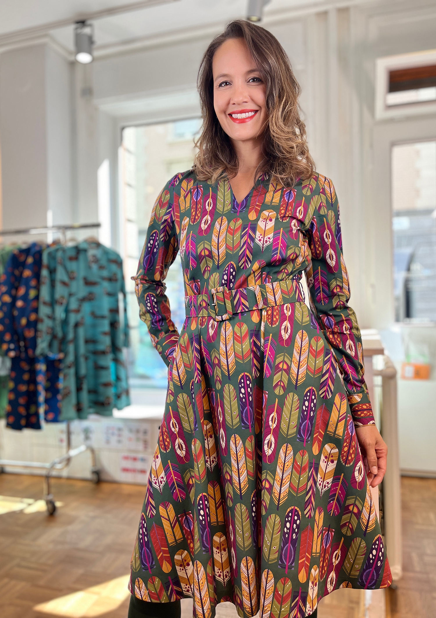 FEATHERS-DRESS WITH V NECK & COLLAR